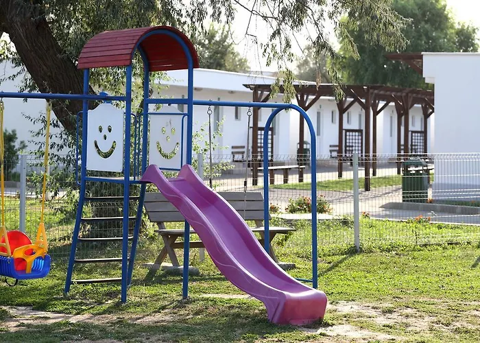 مكان تخييم Hanul Piratilor Village 3*